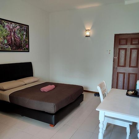 Rovers Inn Guesthouse - Age 11 And Above Only (Adults Only) ตานาห์ราตา ภายนอก รูปภาพ